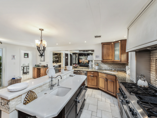 Exclusive Retreat 7 Bedrooms Movie Theater, Pool, Spa, Pool Table & More!